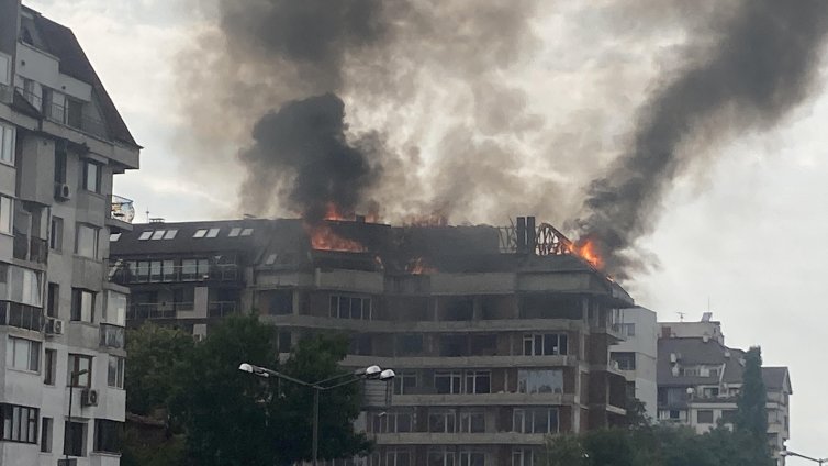 Голям пожар в София, има евакуирани