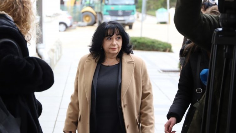 Петкова: Положението с публичните финанси е драматично