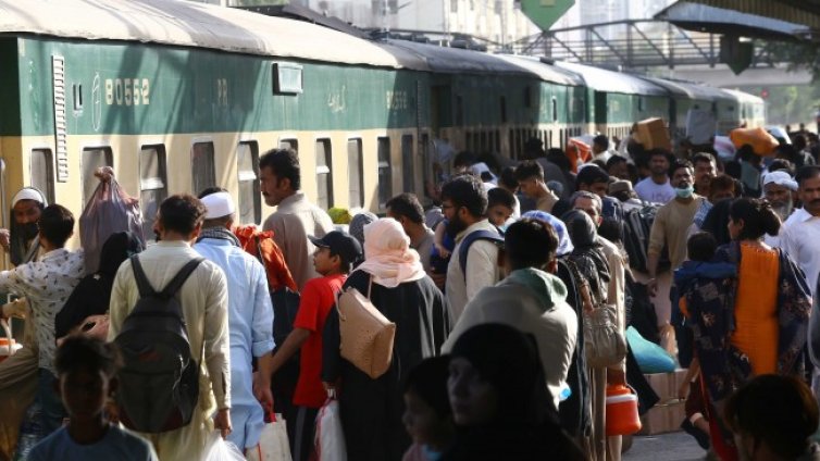 Седем жертви на пожар в пътнически влак в Пакистан