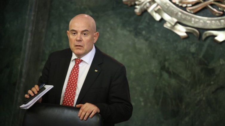 Контра: Гешев поиска дисциплинарно наказание за Сарафов 