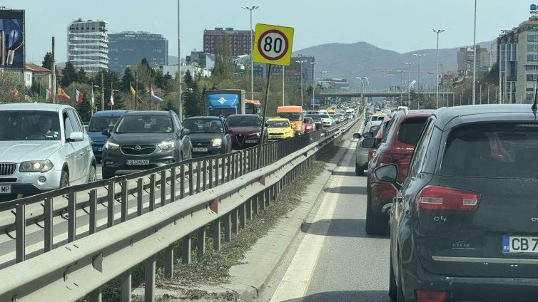 Изи Кредит предлага транспорт за ученици с изпити на 21 и 23 май