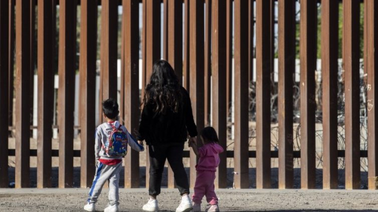 8-годишно дете почина в претъпкан американски арест