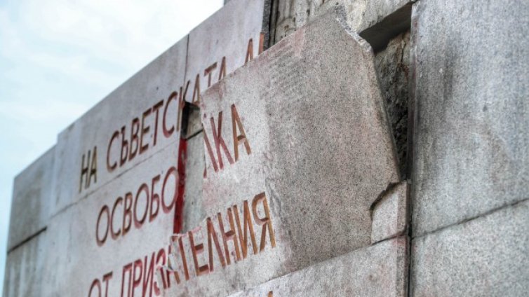 Арестът на мъжа, счупил плоча на МОЧА, е незаконен