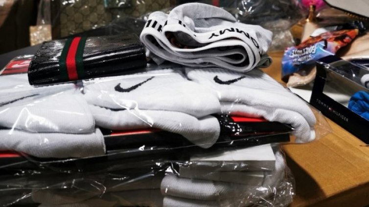 ЕС забранява унищожаването на непродадени дрехи