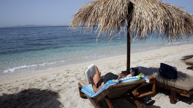 Скъпотия по плажовете в Гърция, сандвичът достига 15 евро