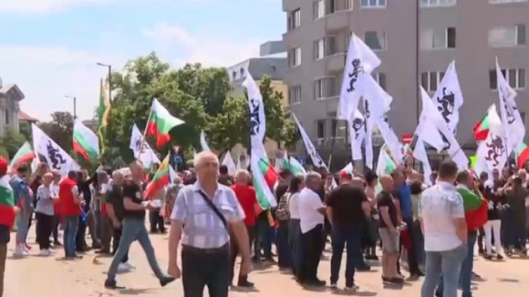 Протест на &bdquo;Възраждане&rdquo; и &bdquo;Левицата&rdquo;, искат оставка на кабинета
