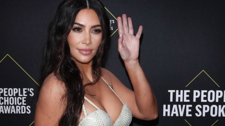 Ким Кардашян като Барби - по розов бански