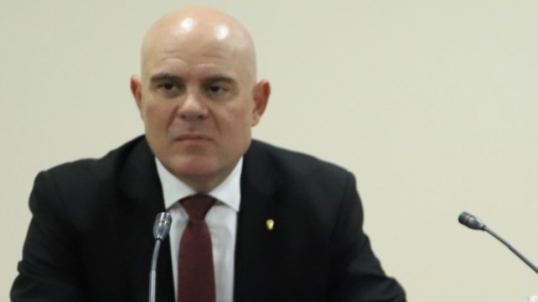 Обнародваха указа за отстраняването на Гешев