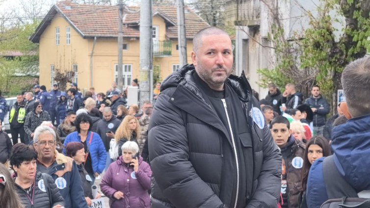 Шофьор едва не прегази бащата на Сияна на пешеходна пътека