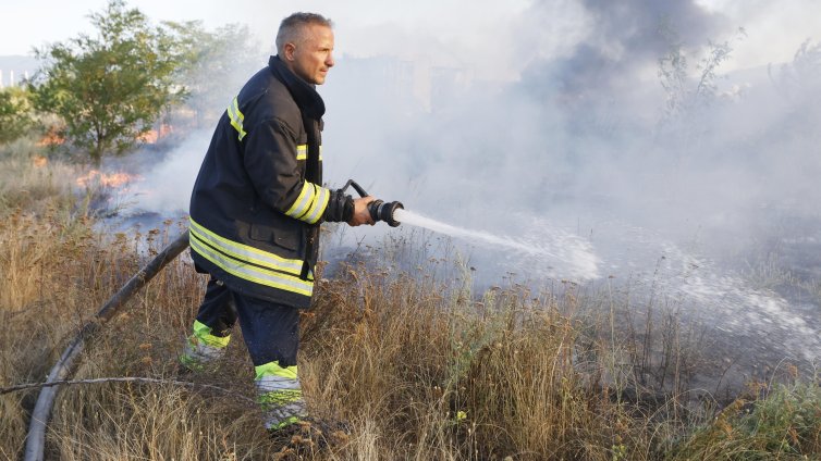 84-годишен подпали пожар в Хасковско, дразнели го сухите треви край пътя