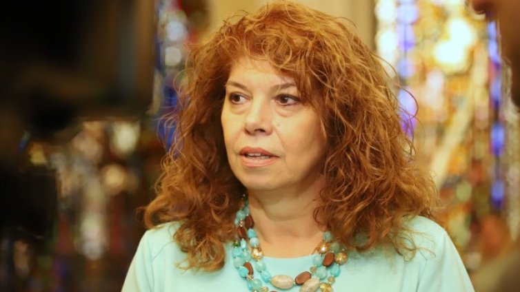 Йотова иска обяснение от Денков защо подкрепя използването на касетъчни муниции 