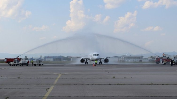 "България Еър" посрещна първия си самолет Airbus A220-300 с воден салют на Летище София