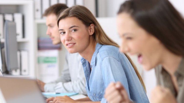 Как да разберете дали някой ви завижда?