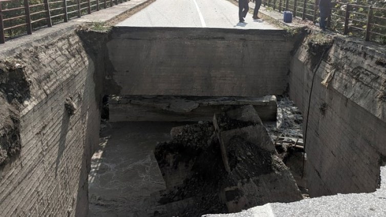 Мост се срути в Гърция, уби един и рани други осем 