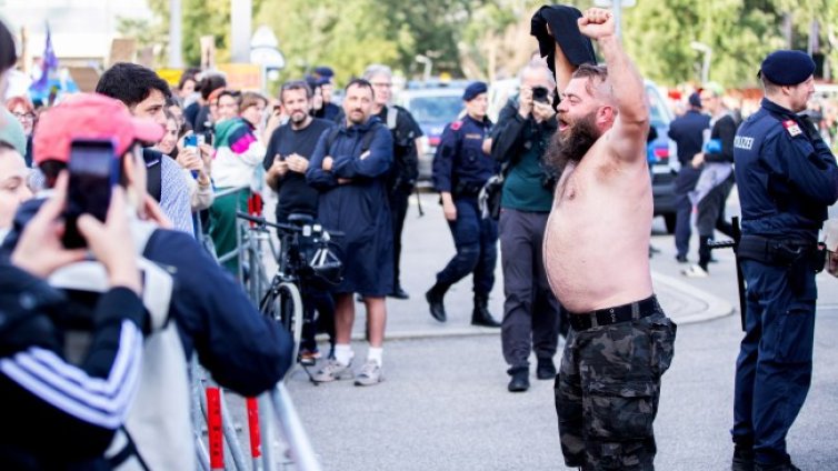 Нападнаха тв екип, записващ концерт на &bdquo;Рамщайн&ldquo;