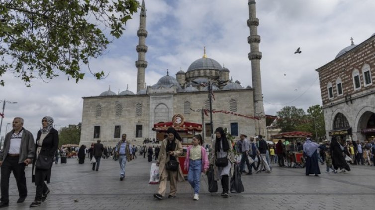 Историческа сграда се срути в Истанбул, един човек се издирва