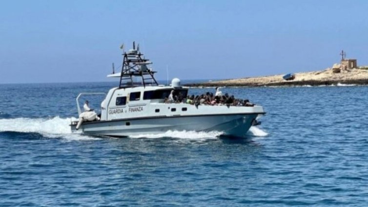 Спасиха над 2000 нелегални мигранти край остров Лампедуза