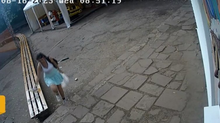 Жена полива с урина съоръжения в детски парк