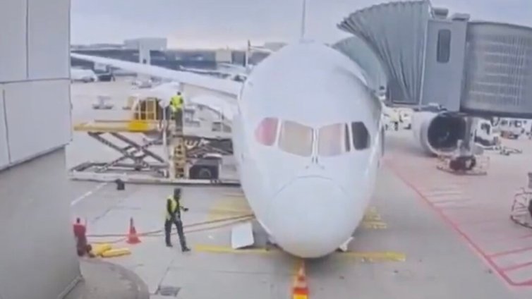 Лек инцидент с Boeing 787, "пльосна се по корем" на летище Франкфурт ВИДЕО