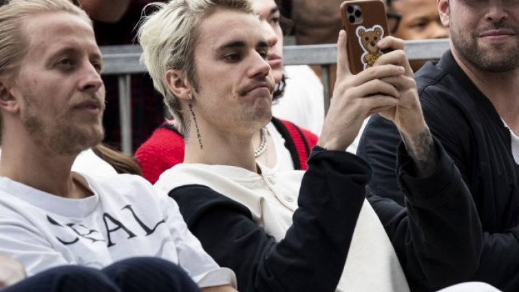 Бийбър показа колко обича жена си Хейли