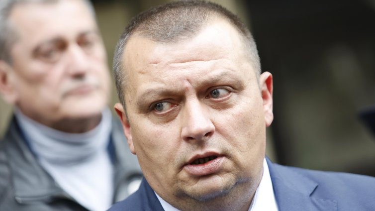 Къде е Даниел Митов и защо мълчи? Отговорът на заместника му 