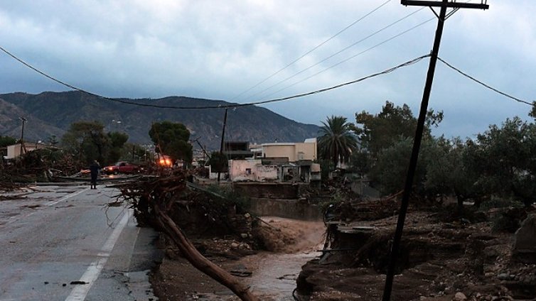 Бурята "разряза" Гърция наполовина &ndash; транспортът е нарушен