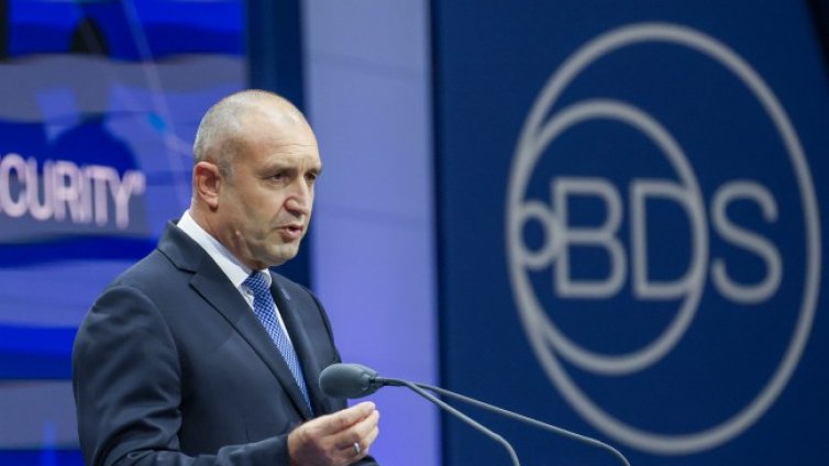 Радев: България се стопи с 850 000 души за 10 г., защо емигрират младите?