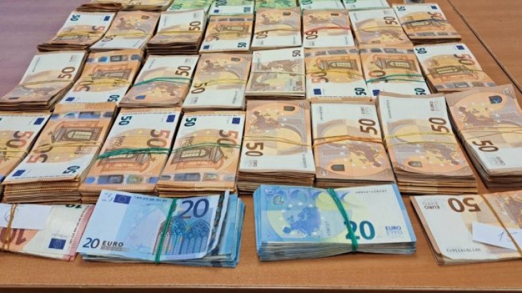 Хванаха недекларирана валута в размер на 75 000&euro; на Дунав мост