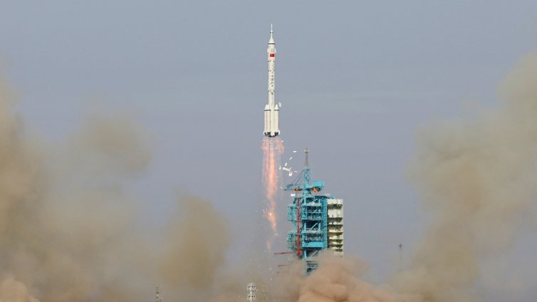 Китай изстреля космическия кораб “Шънчжоу-22“