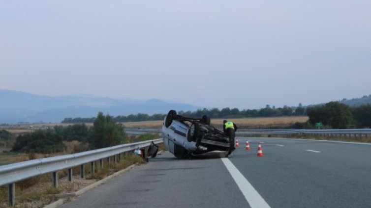 Кола се обърна по таван на АМ &bdquo;Струма&ldquo;