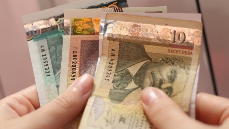 8,2 евро надница у нас, в ЕС - средно 30