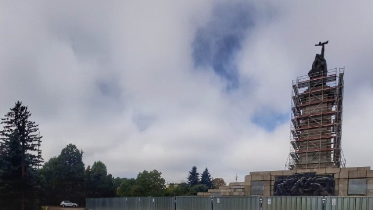 Издигнаха скеле около МОЧА