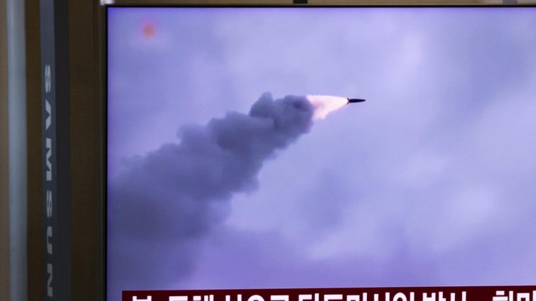 Северна Корея изстреля ракета дни преди големите военни учения със САЩ и Южна Корея