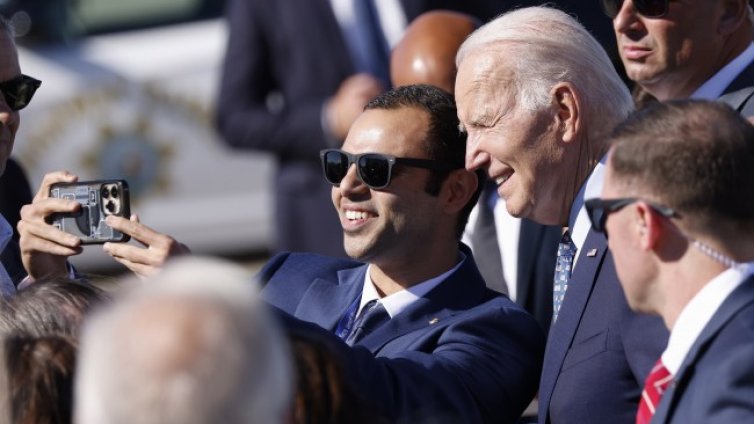 Близо до изборите: Екипът на Байдън истерично го пази от... падане 