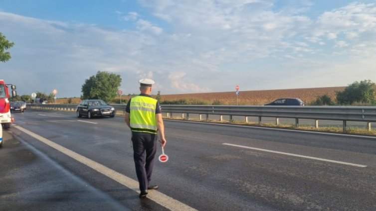 Камион помете кола в аварийна лента, 23-годишна загина