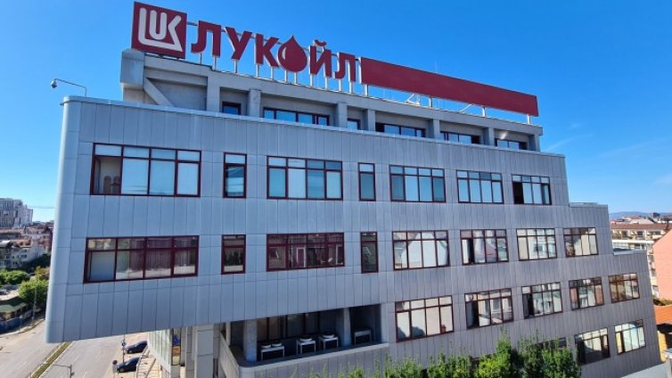 Напрежение в Сглобката: ГЕРБ внася днес проект за отнемане на дерогацията "Лукойл"