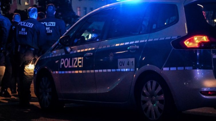 Водни струи срещу тълпа, събрала се за Хелоуин в Хамбург