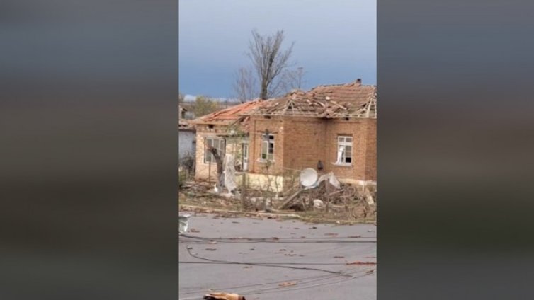 30 къщи останаха без покрив край Исперих, помете ги смерч 