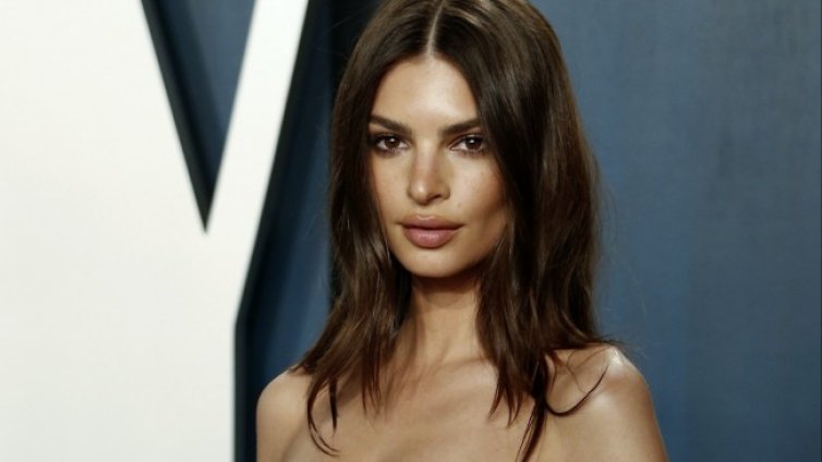 Емили Ратайковски удиви по секси червена рокля