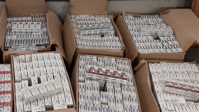 Митничари задържаха 75 000 къса цигари, укрити в камиони