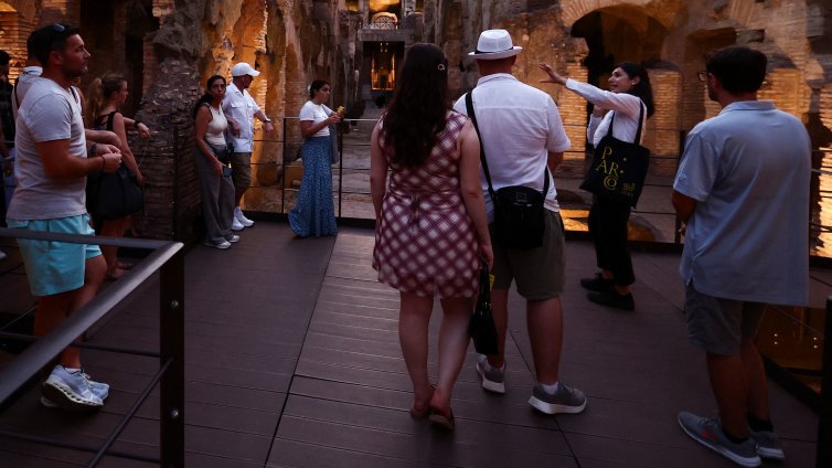 Заради селфи: Туристи паднаха в оркестрината на исторически театър в Италия