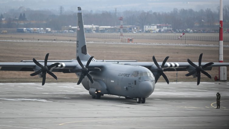 И американски товарен С-130 Херкулес кацна у нас, Иран предупреди, че който помага, е легитимна цел