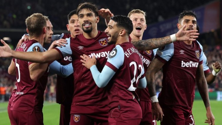 Футболистите на Уест Хям купонясват в гей бара Hammers Pride