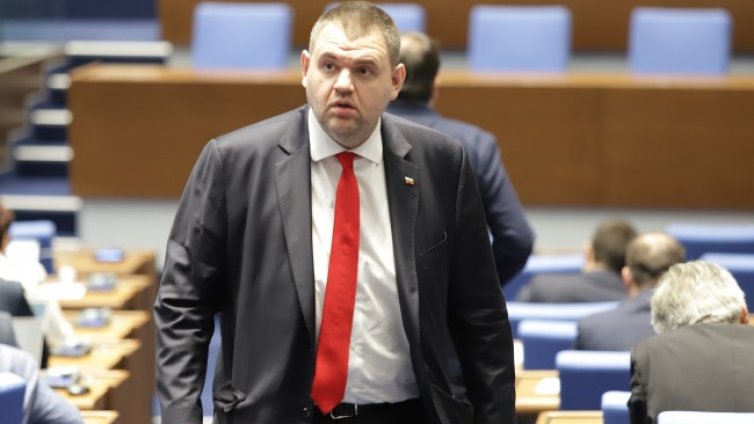 Пеевски с упреци към Радев: Опитва се да обърка посоката на държавата