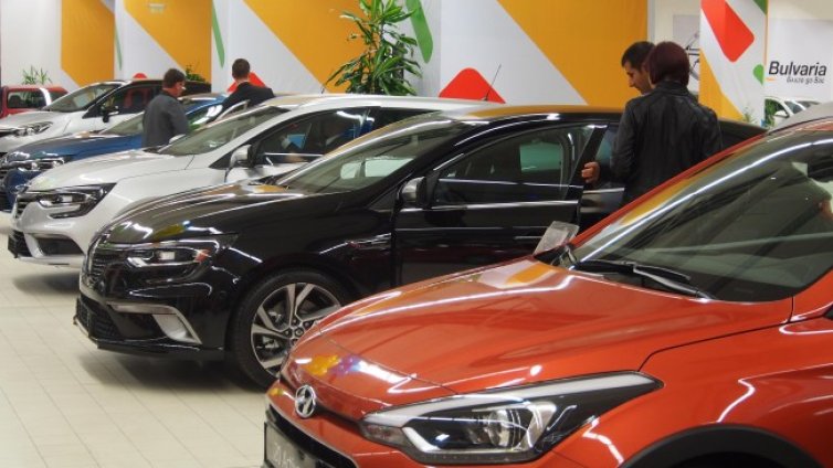 Луксозни лимузини на пияни шофьори задръстват паркингите на КАТ