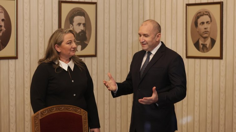 Сачева дойде сама на консултациите с Радев, той я контрира: Мъжете от ГЕРБ се крият зад жени