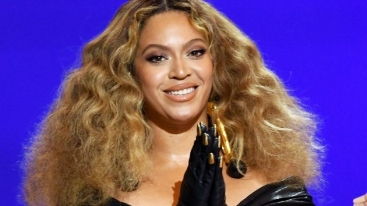 Бионсе - синя Барби с блестящ сутиен