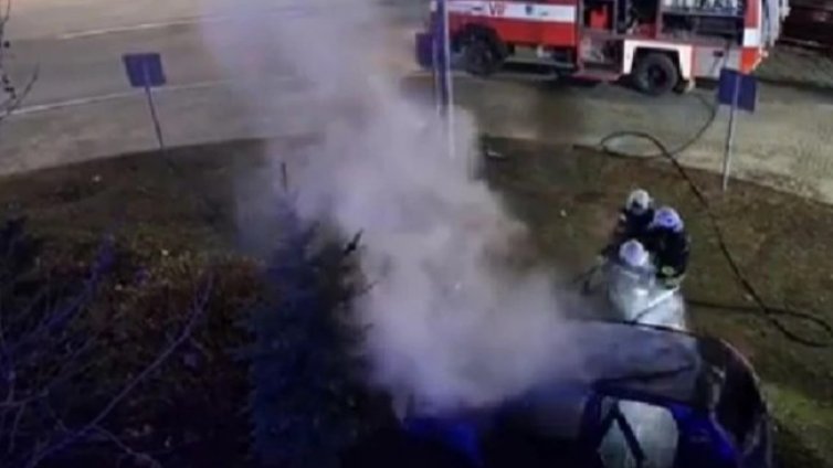 Кола се запали на кръстовище в центъра на Бургас 