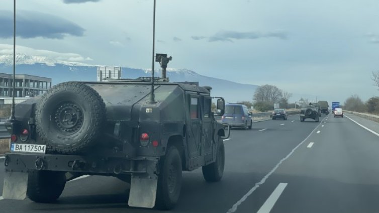 Внимание на  пътя: Придвижват военна техника до център "Сливница"
