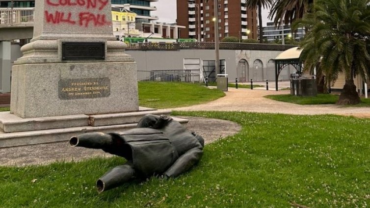 Протести в Мелбърн: Кук с прерязани крака, кралица Виктория залята с боя